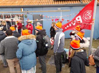 De PvdA deelt warmte uit op koud surfstrand